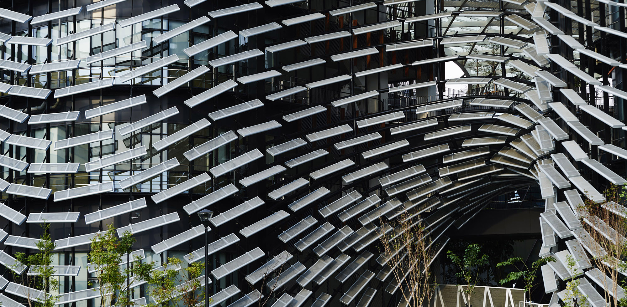 Kinetic Architecture in Practice: From Algorithmic Fins to Passive Optical Effects