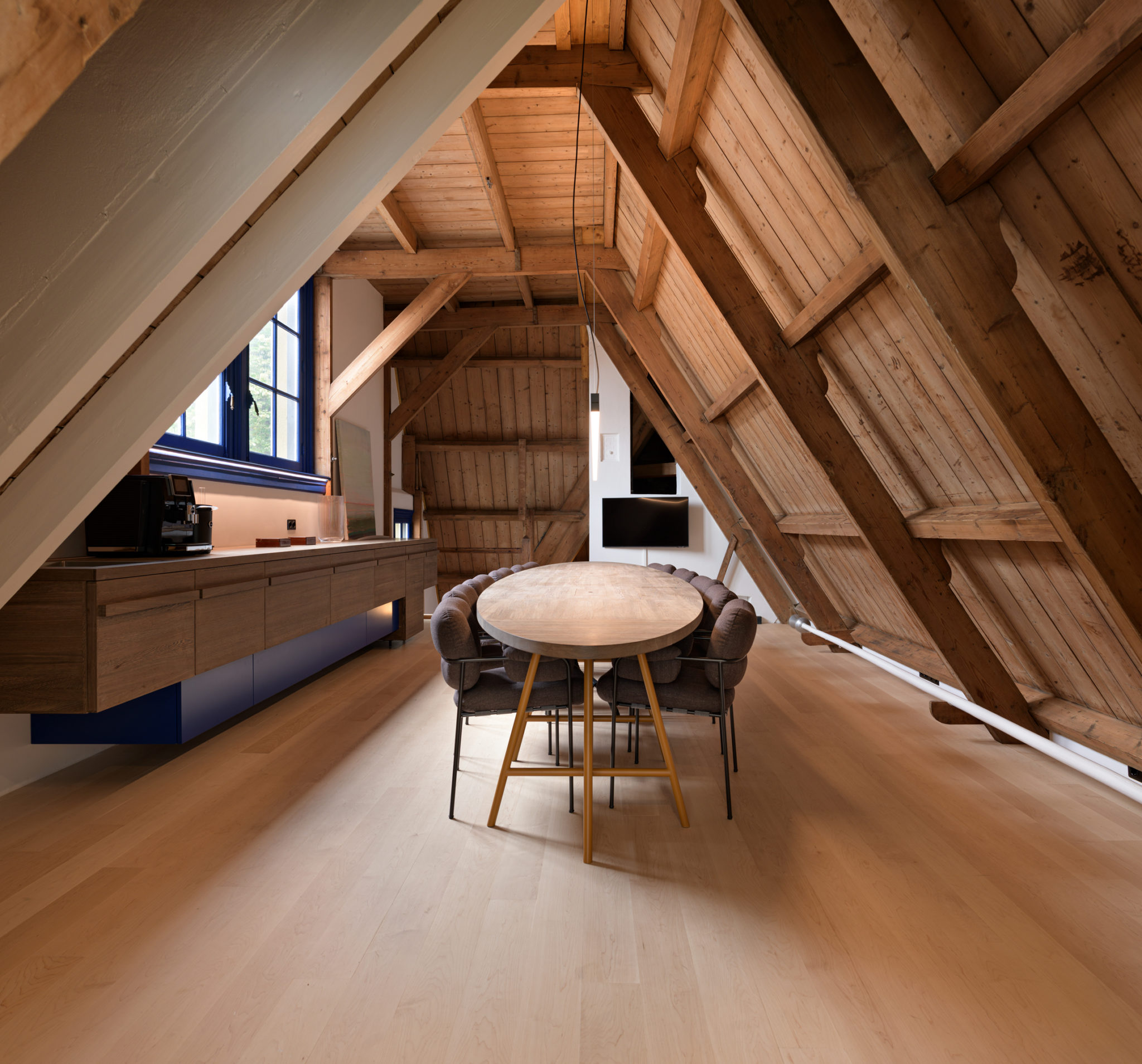 Adapting Attics 6 TopNotch Renovations For Vaulted Rooms