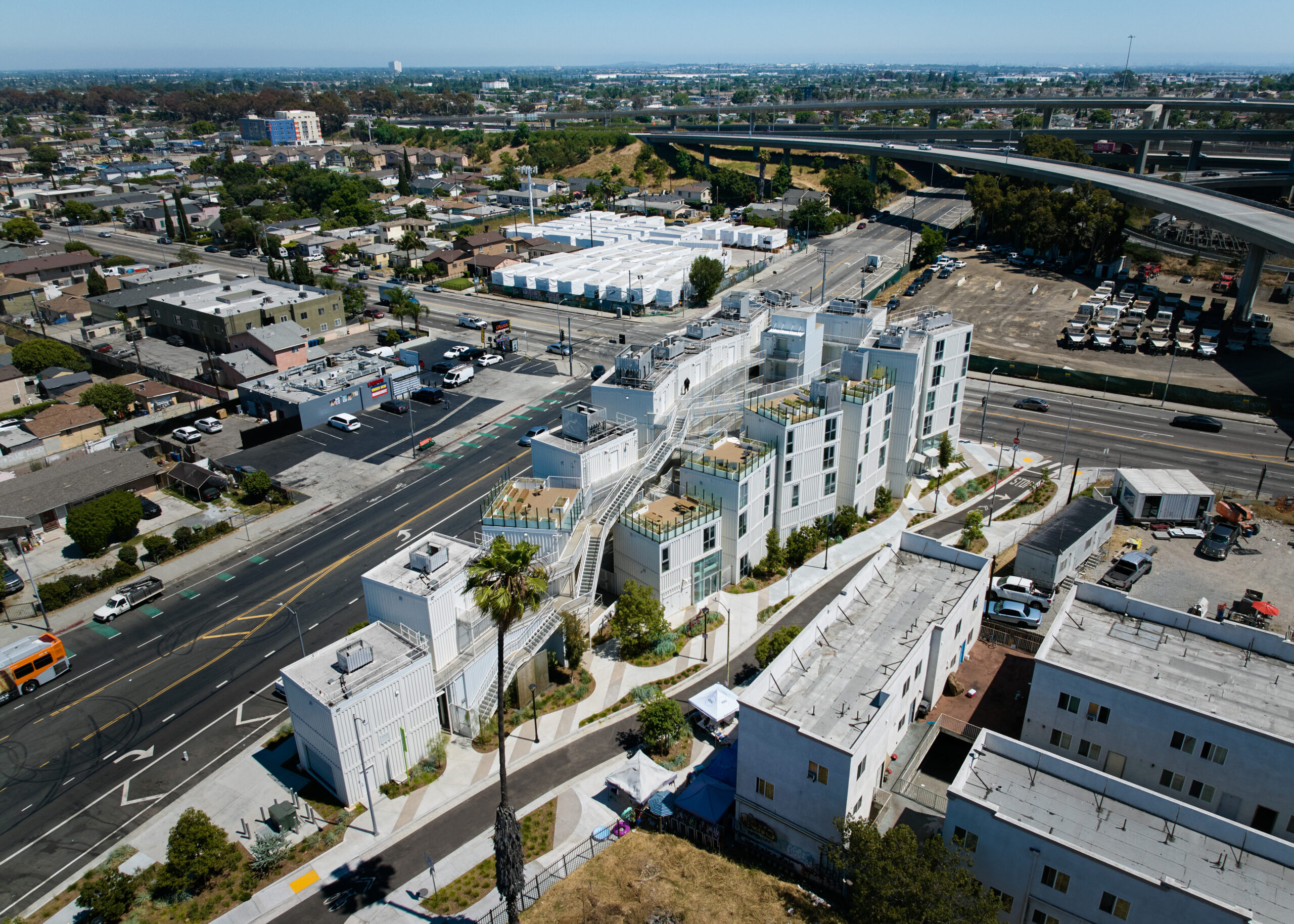 Liminal Urbanism: LOHA’s Affordable Housing Project Creates Beauty on the Edge