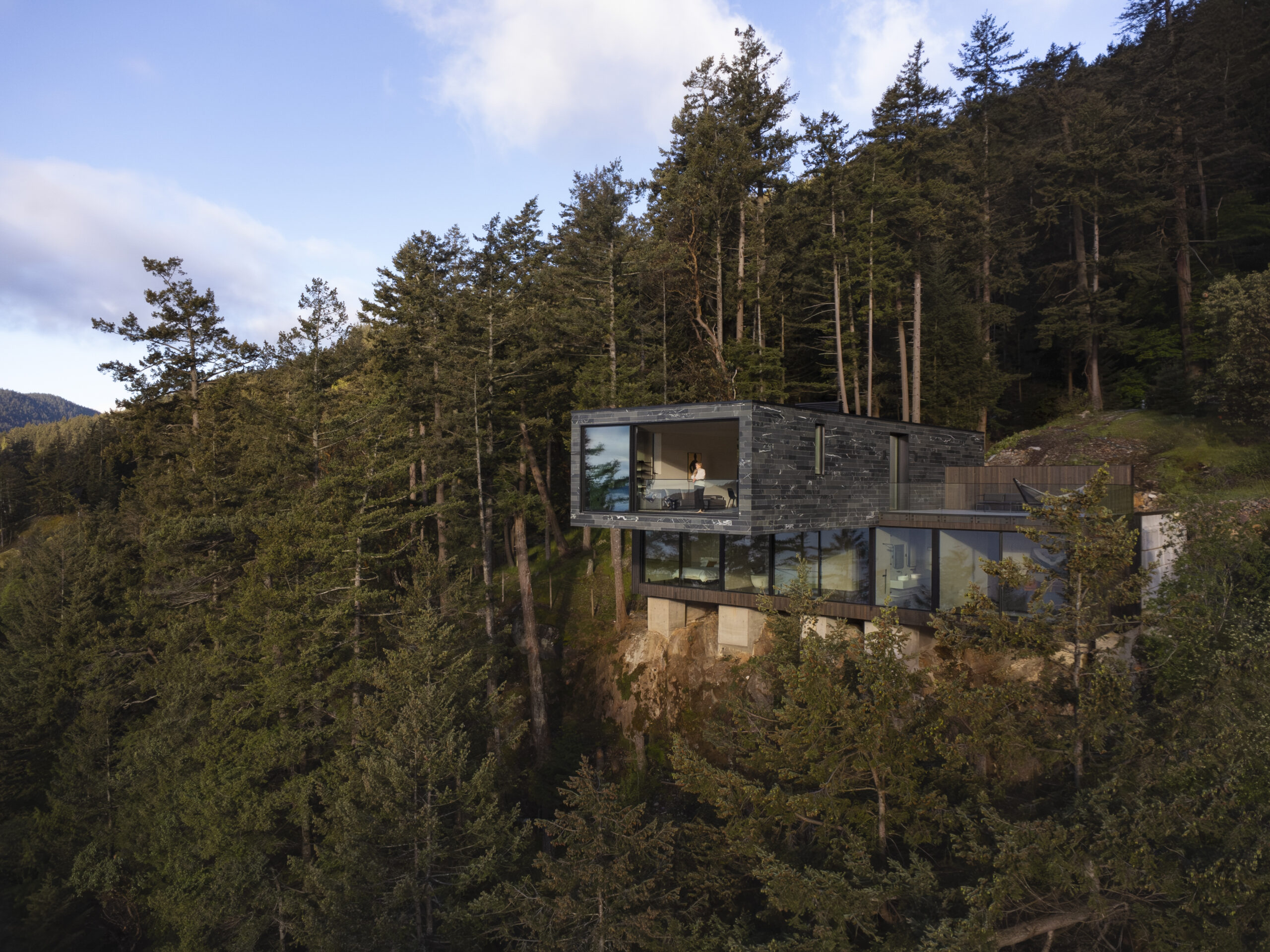 Living on the Edge: 7 Houses That Float on Audacious Cantilevers
