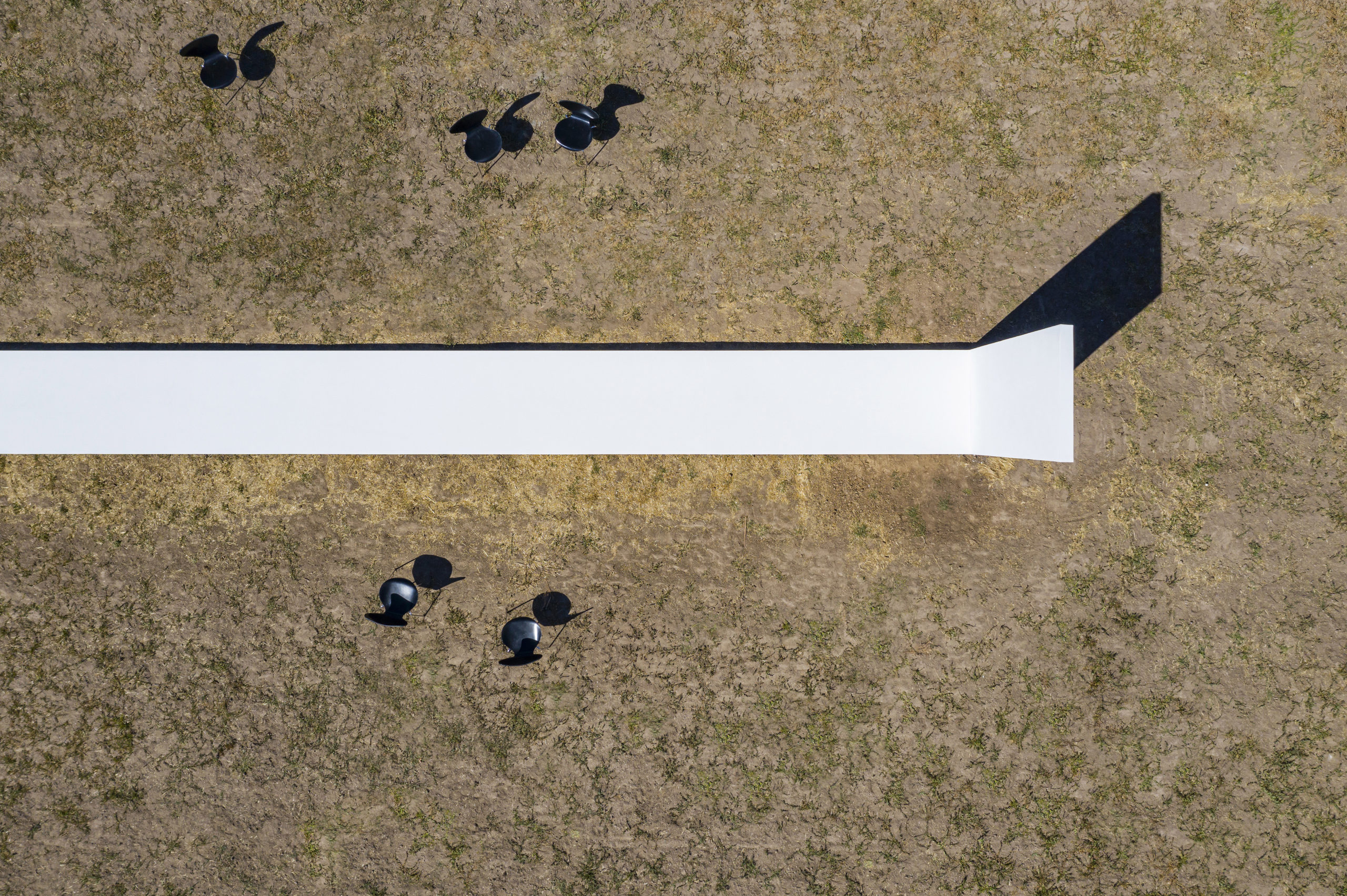 sleek stage takes the form of a smooth, continuous line, which floats on pier footings in a rural area of California