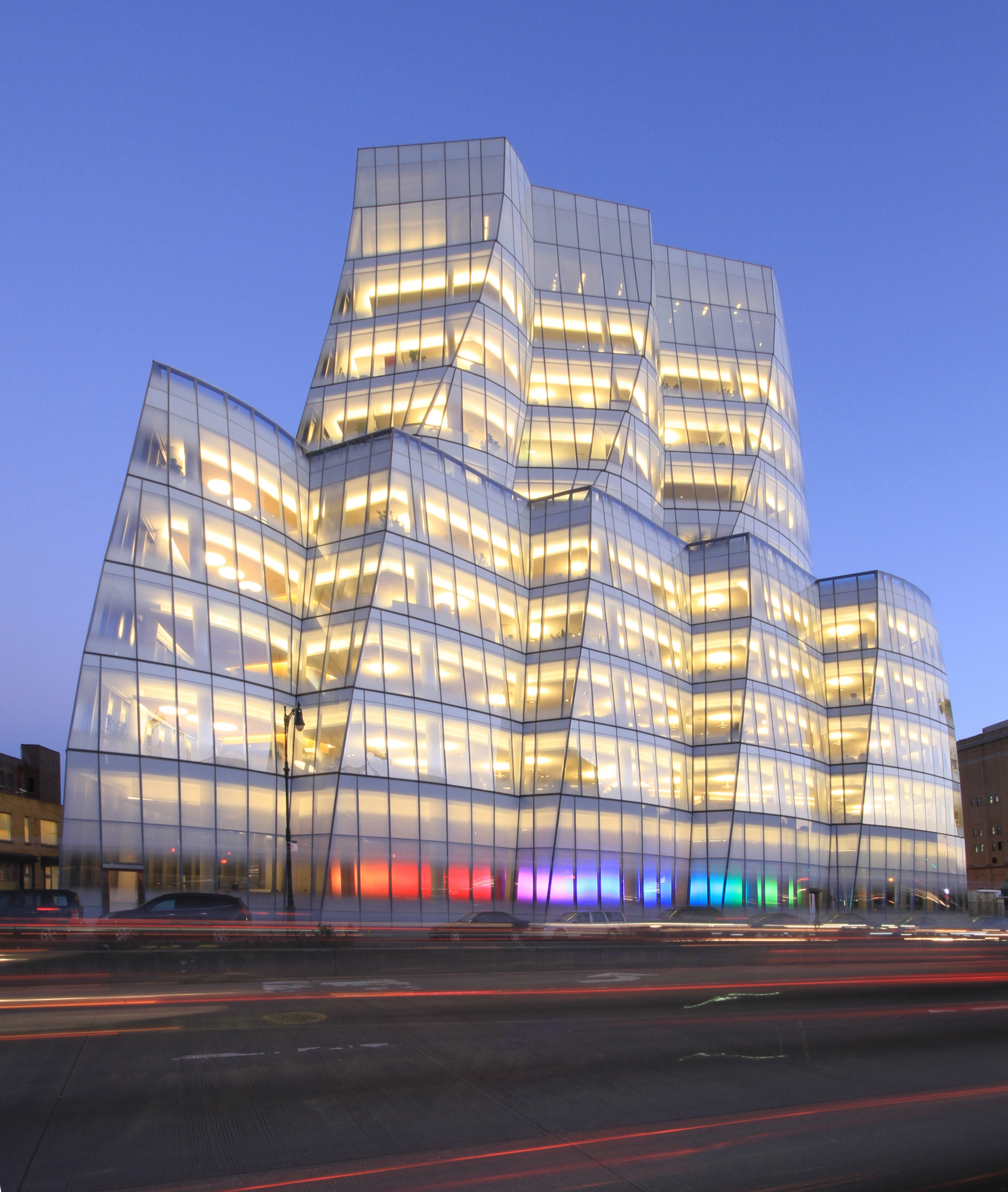 curved glass, IAC Building by Gehry Partners