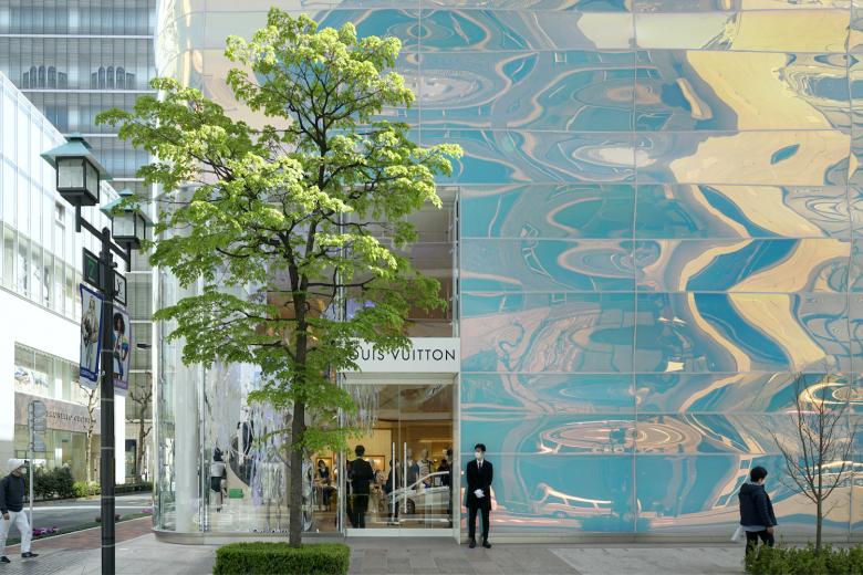 In Tokyo, A Luxury Brand’s Pearlescent Facade Reflects the Ever-Changing Urban Landscape