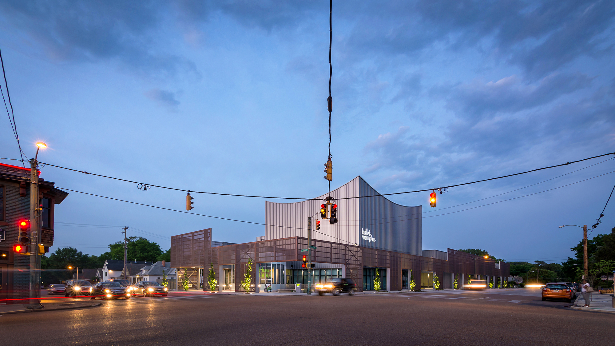 The concave roofline symbolizes the openness of this arts community