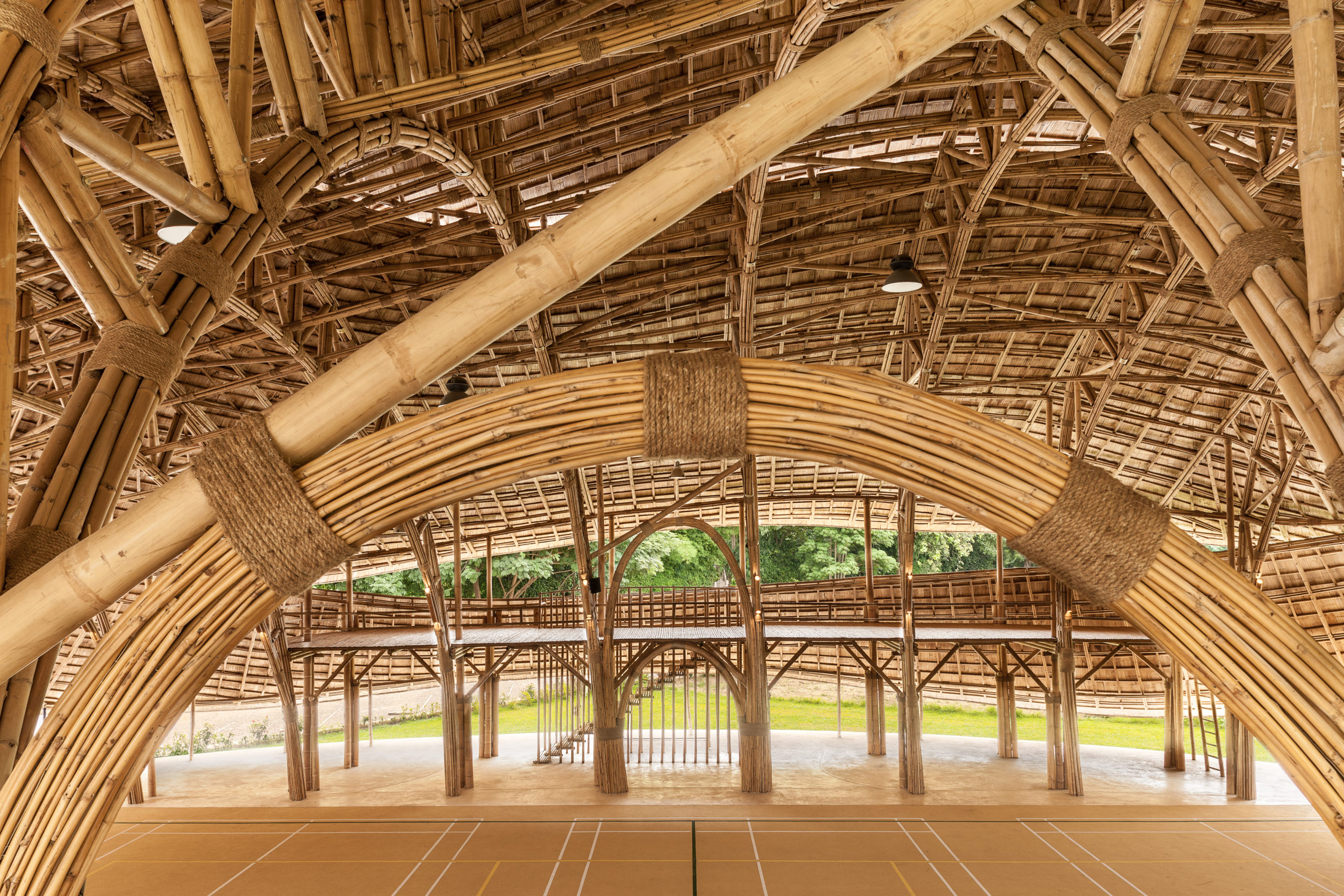 Công nghệ kỹ thuật số xây dựng bằng tre Nhà thi đấu thể thao bằng tre tại Trường Quốc tế Panyaden của Chiangmai Life Architects, Chiang Mai, Thái Lan