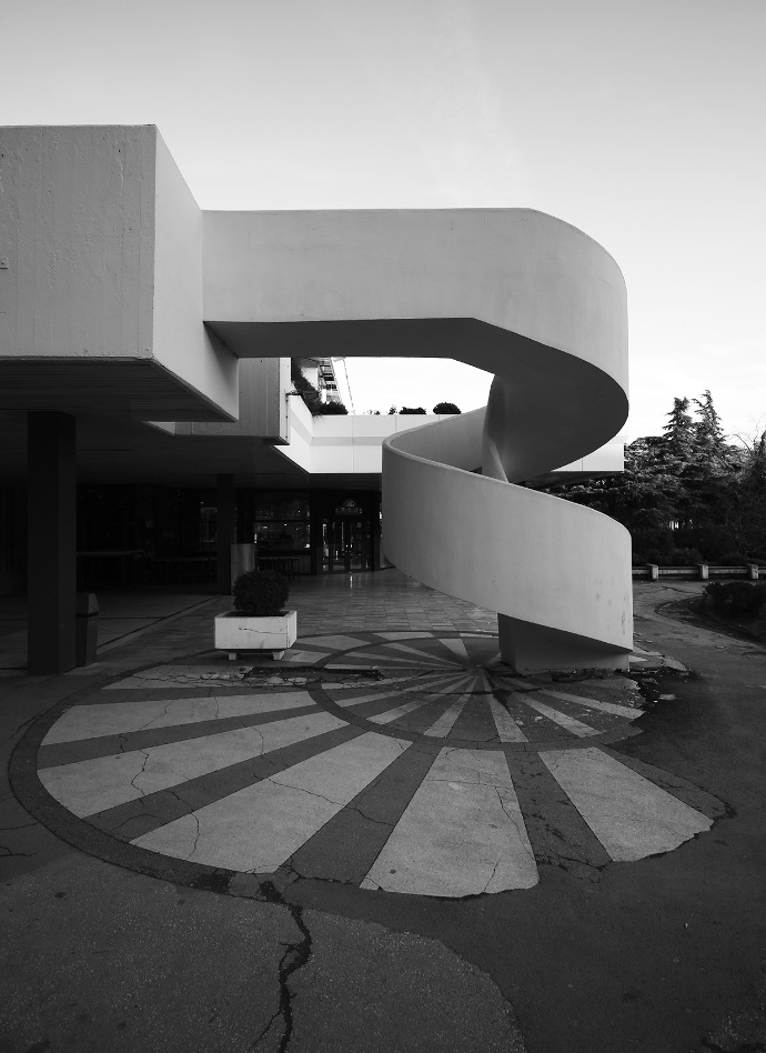A concrete circular staircase in the commercial center.