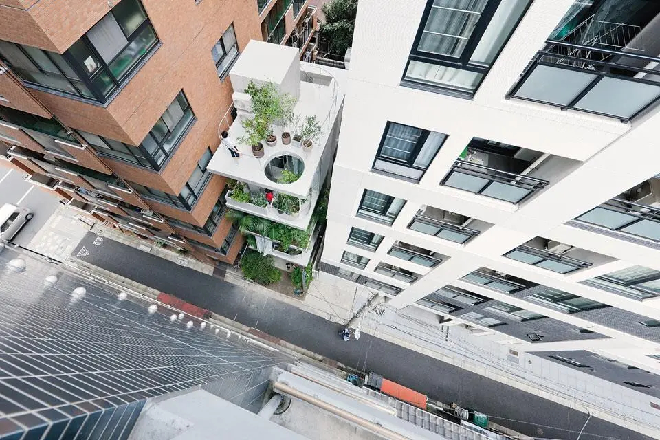 Urban Canyons: Designing with Narrow Alleyways and Confined Spaces