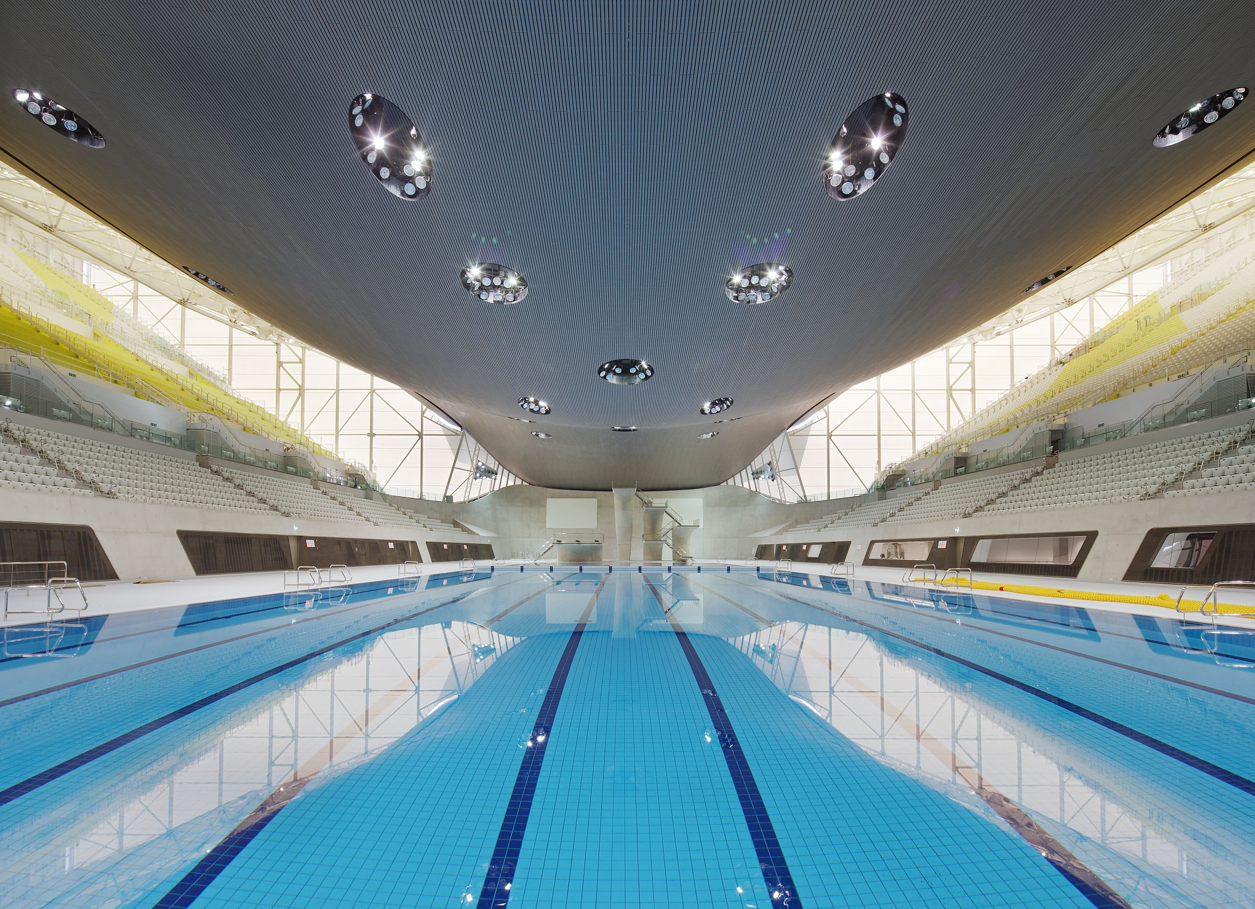 Первый бассейн в мире. Водный центр London Aquatics Centre Лондон 2012. Центр водных видов спорта Заха Хадид. Олимпийский Водный центр Заха Хадид Лондон 2011. Олимпийский бассейн в Лондоне.