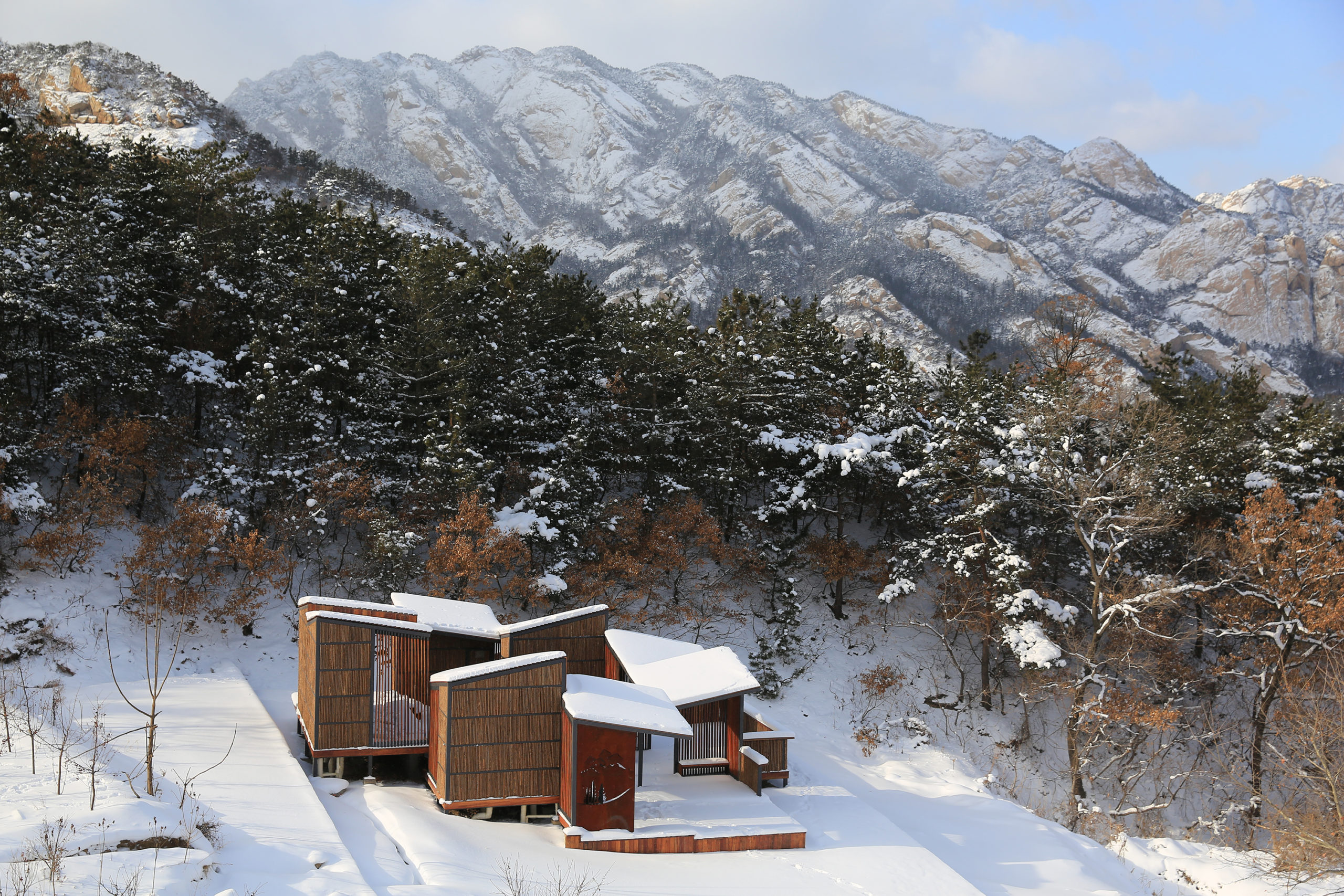 Wooden slat canopy corridor Restroom in the Mountains: Atelier Scale, Yantai, China