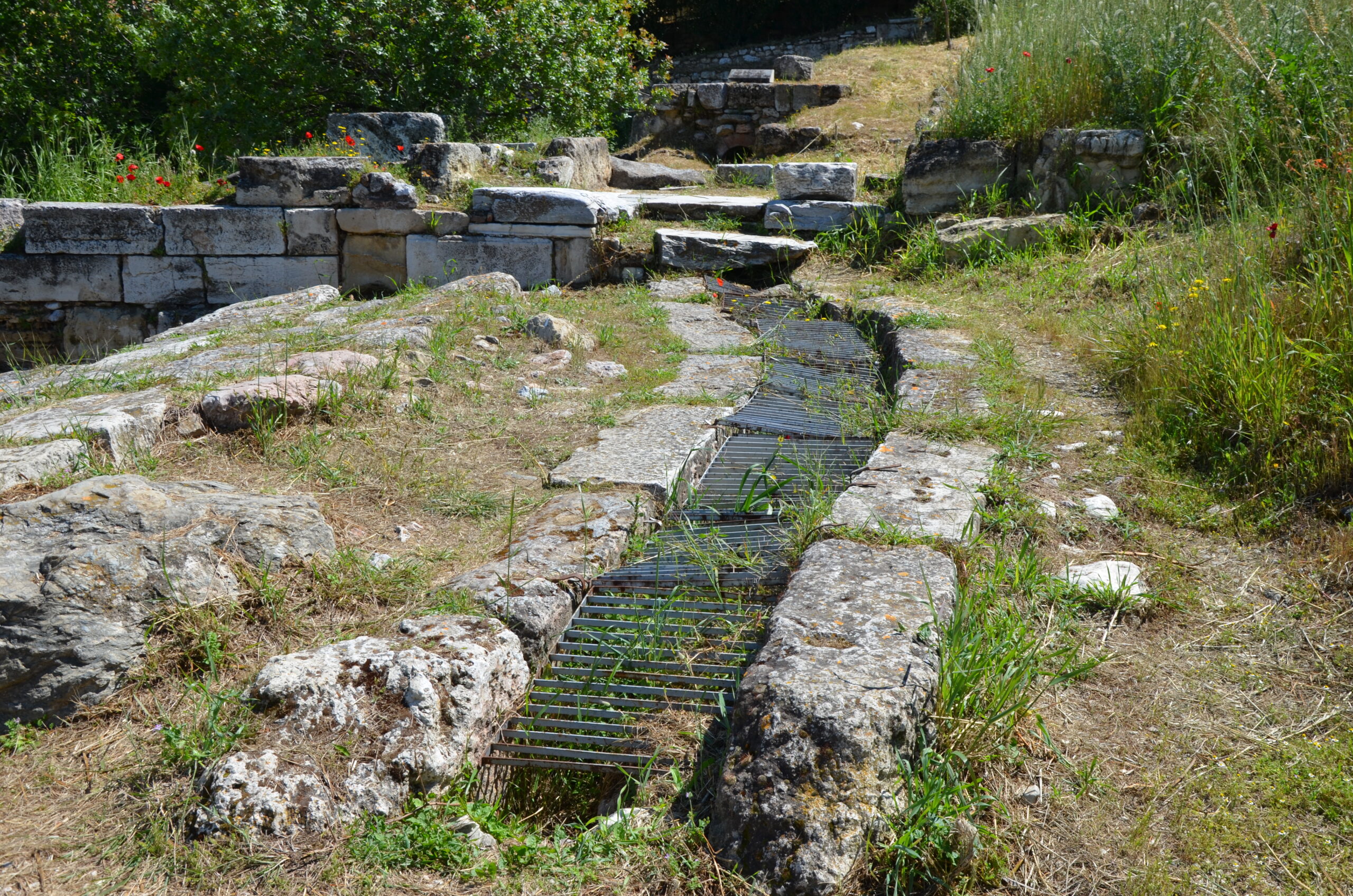 Section_of_the_Hadrianic_aqueduct_near_the_Ancient_Agora,_Athens_(14026319616)