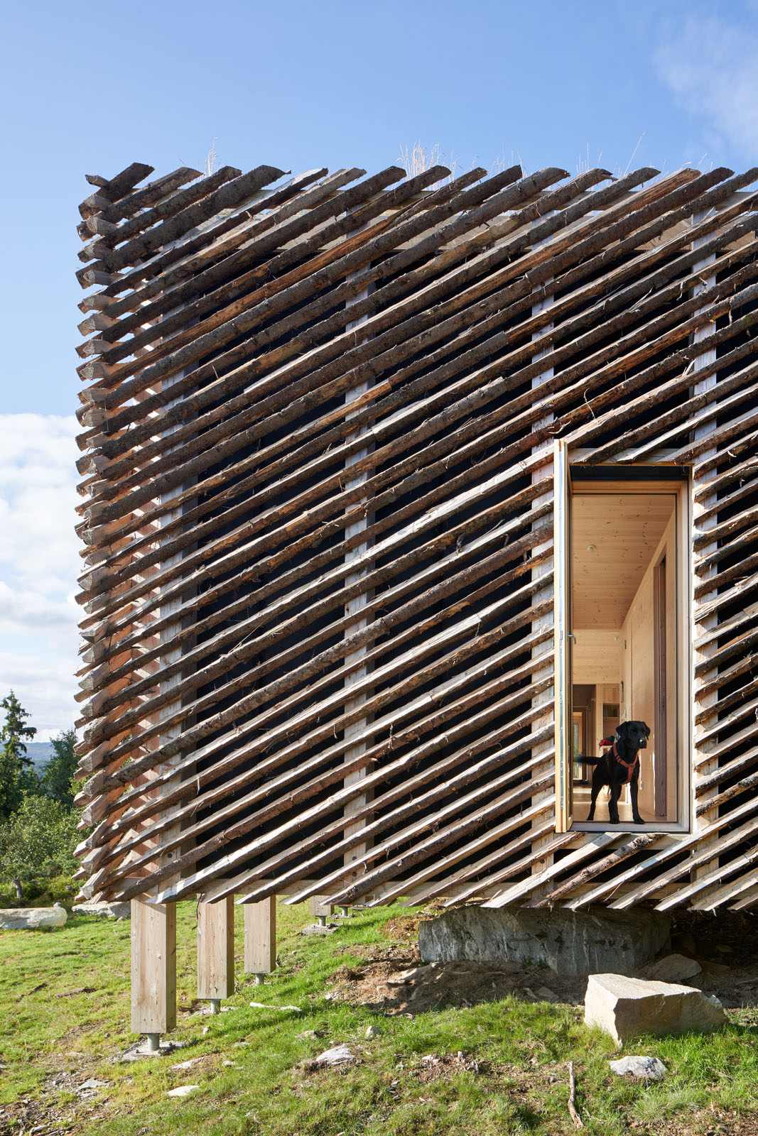 rough hewn wooden slats Skigard Hytte: Mork Ulnes Architects, Fåvang, Norway