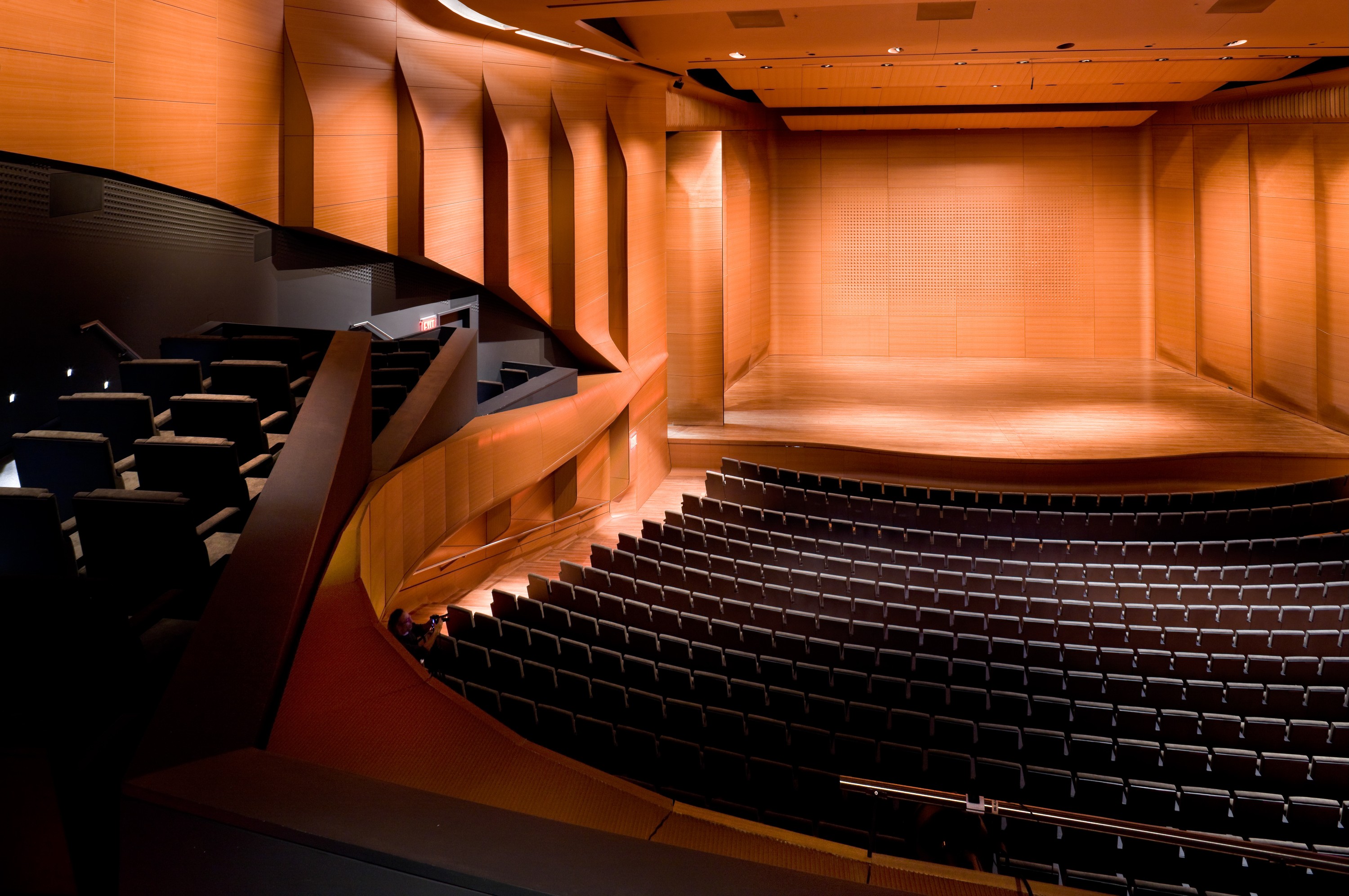 Theater com. Сиднейский оперный театр зал со сценой. Пустой концертный зал. Зрительный зал. Концертный зал сцена.