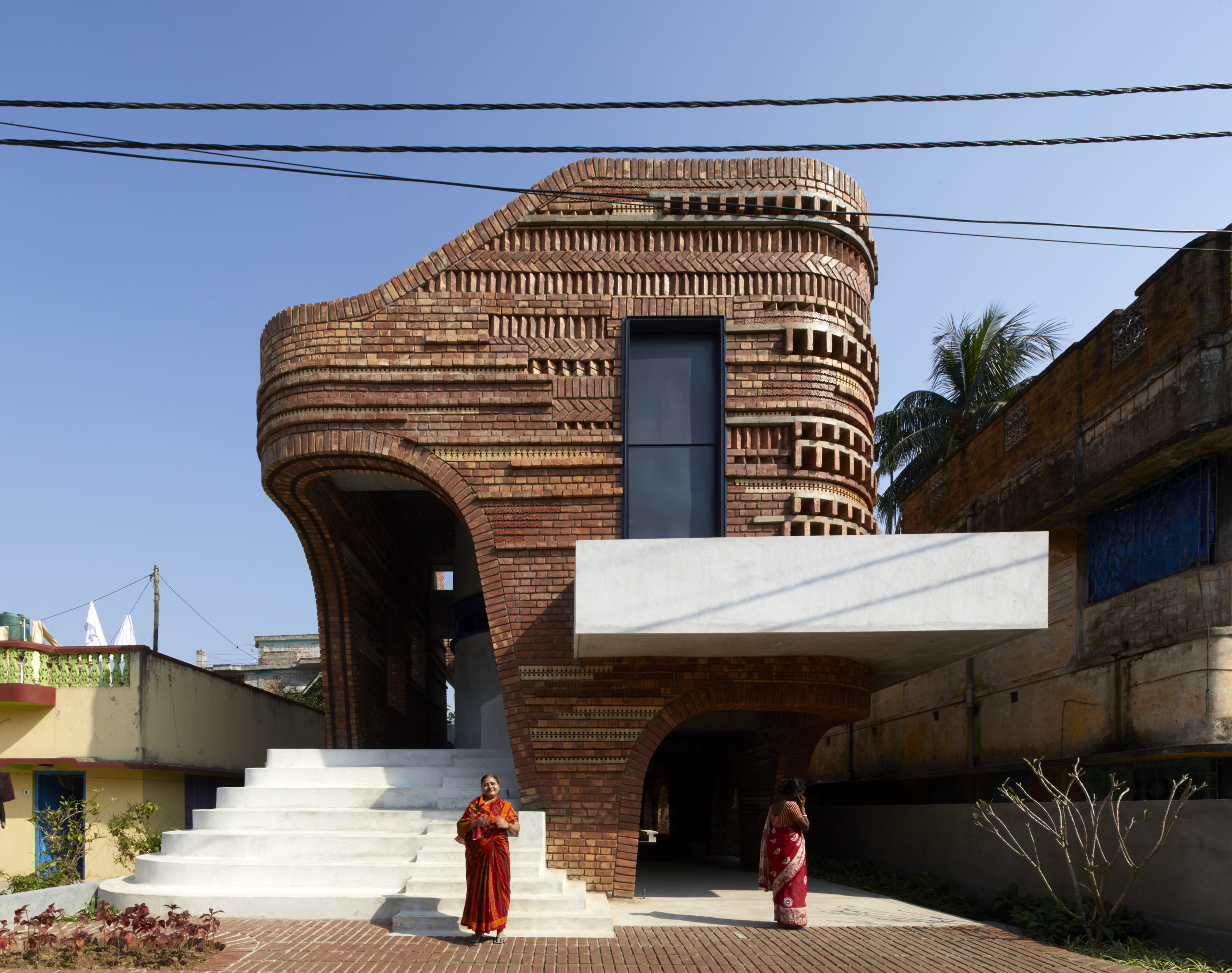 architectural ceramics Gallery House by Abin Design Studio, Bansberia, Mithapukur More, India