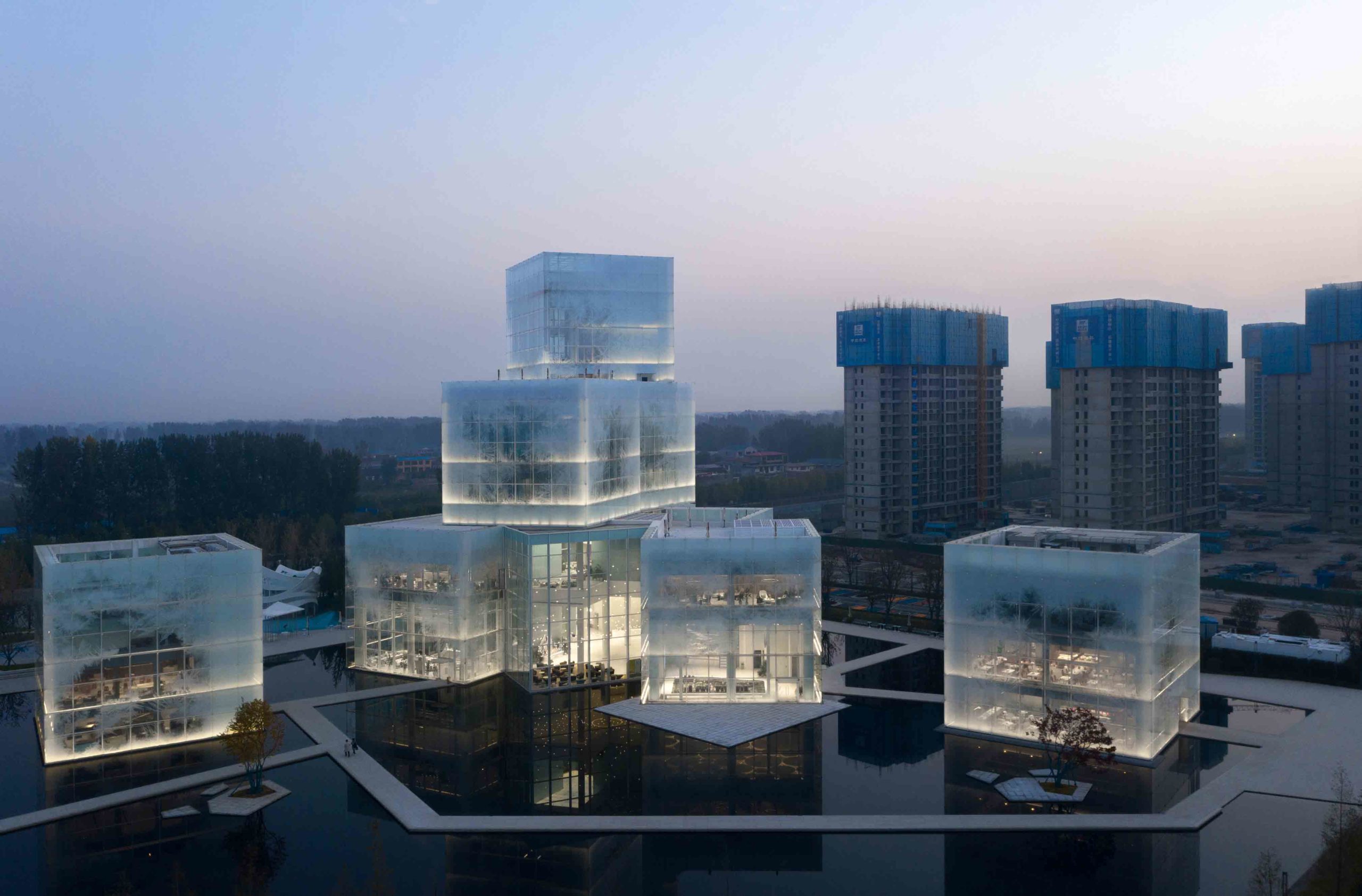 Cube zone. Выставочный центр Ice Cubes. Синьсян Китай. Стеклянный куб. Стеклянный куб здание.