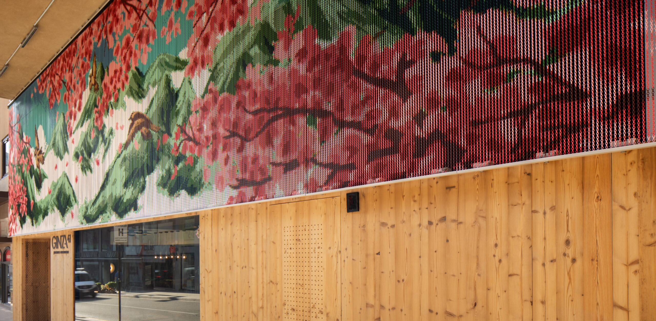 Façade as Canvas: Kriskadecor’s Image-Driven Chain System