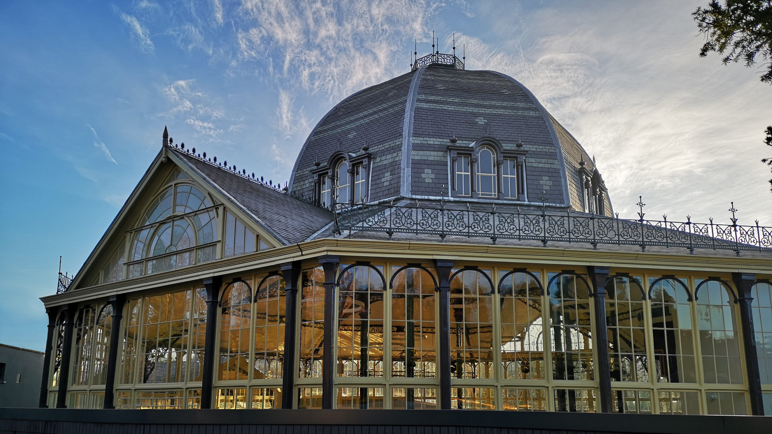 Fondation Louis Vuitton, Paris (FR) - Curved glass casts off