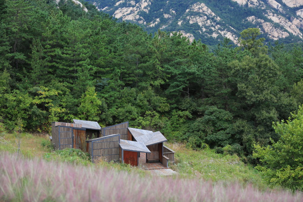 Matériel architectural matériel architectural Toilettes dans les montagnes par Atelier Scale, Yantai, Chine